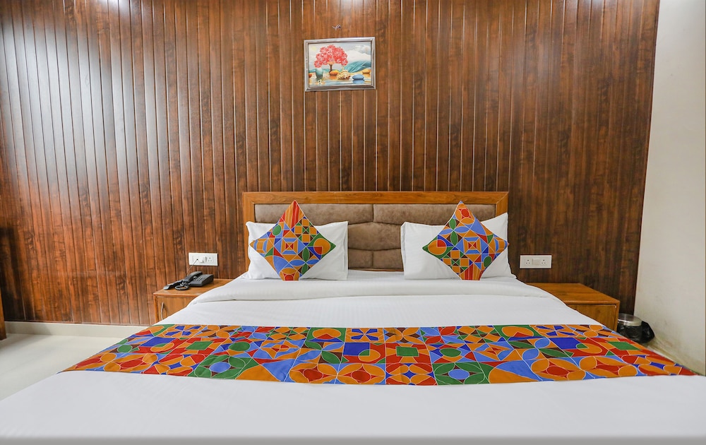 FabHotel Frolic Luxury Stay- Nr, Sec 52 Noida Metro Station