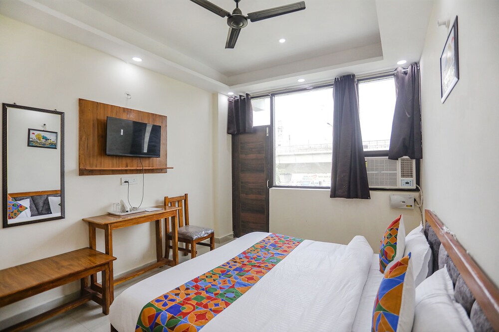 FabHotel Frolic Luxury Stay- Nr, Sec 52 Noida Metro Station
