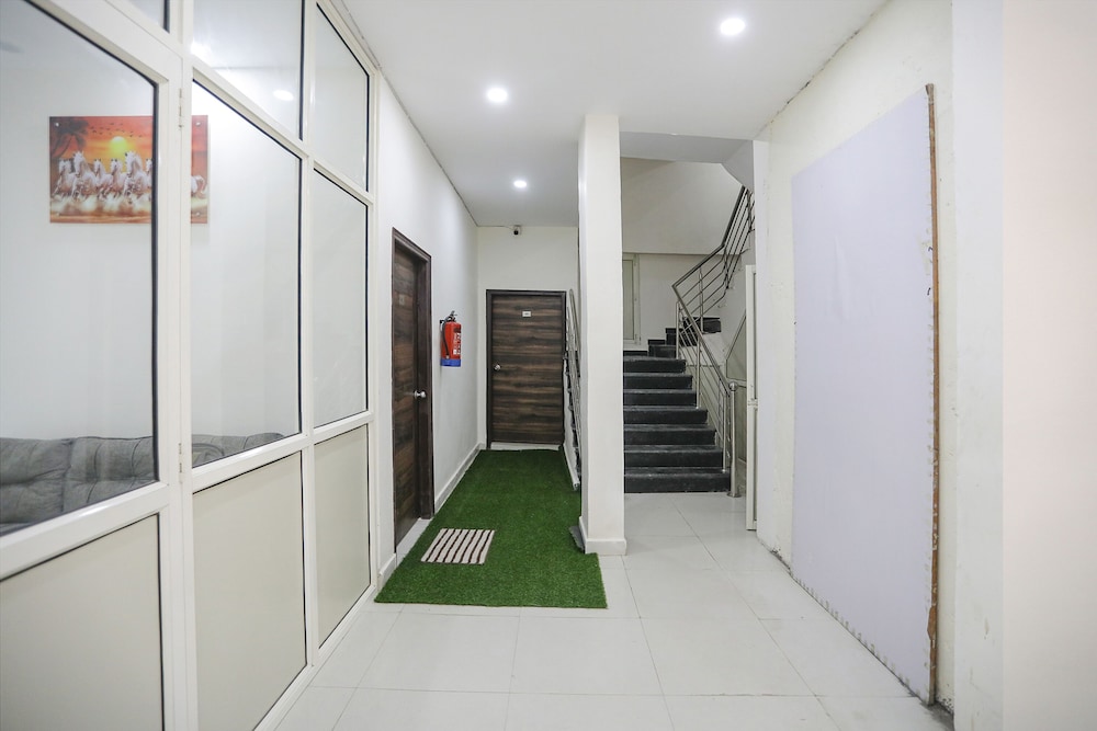 FabHotel Frolic Luxury Stay- Nr, Sec 52 Noida Metro Station