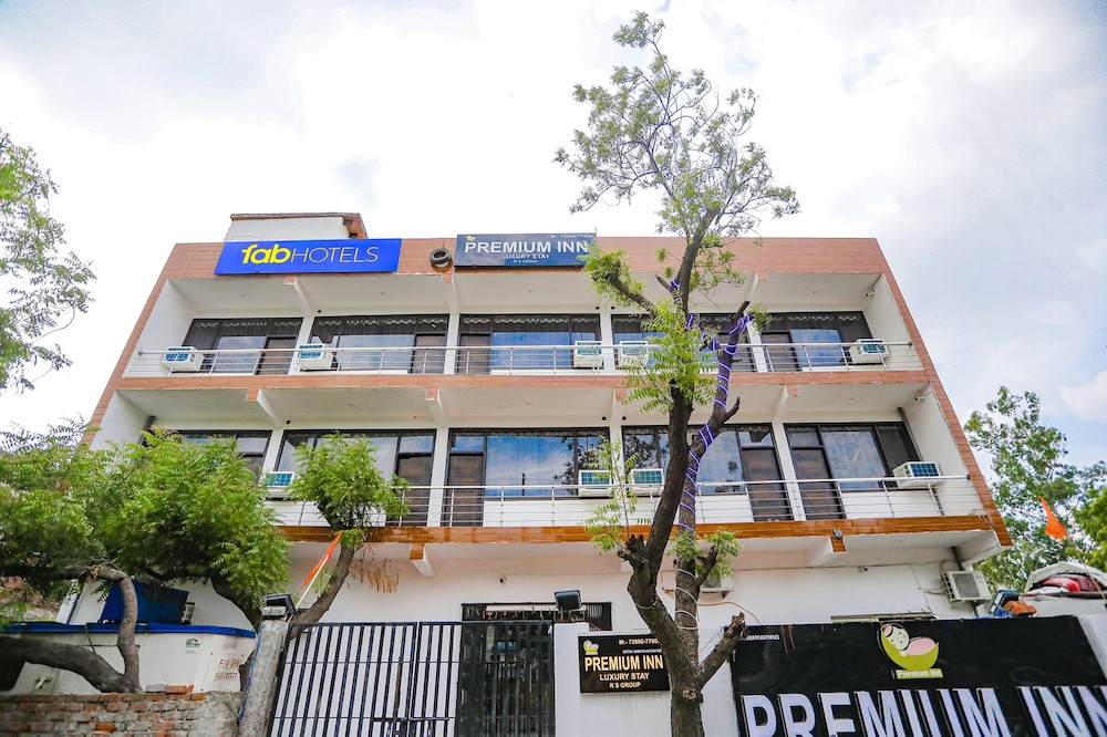 FabHotel Frolic Luxury Stay- Nr, Sec 52 Noida Metro Station