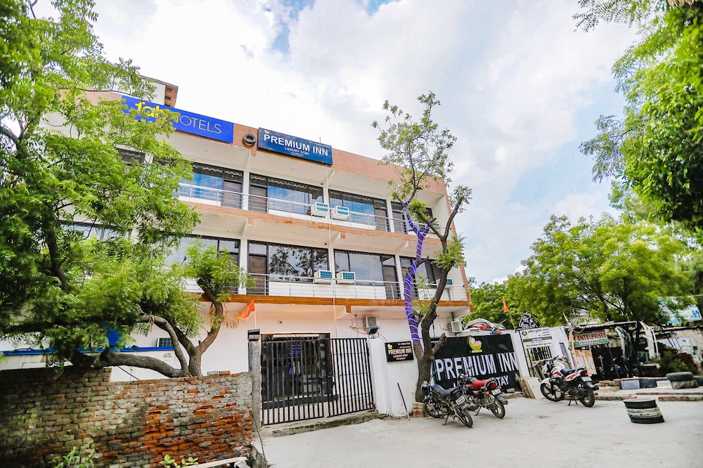 FabHotel Frolic Luxury Stay- Nr, Sec 52 Noida Metro Station