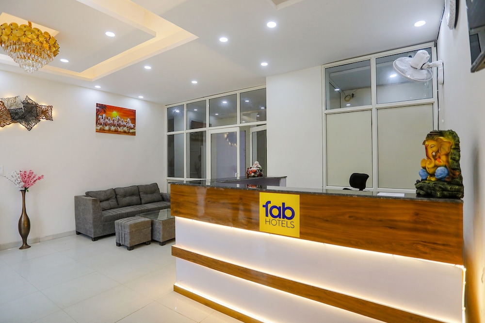FabHotel Frolic Luxury Stay- Nr, Sec 52 Noida Metro Station