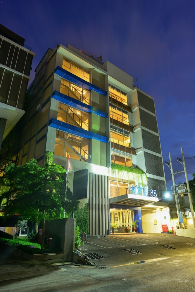 Hotel 88 Embong Kenongo by WH