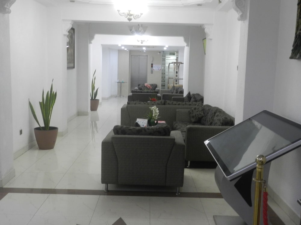 Pearl City Hotel