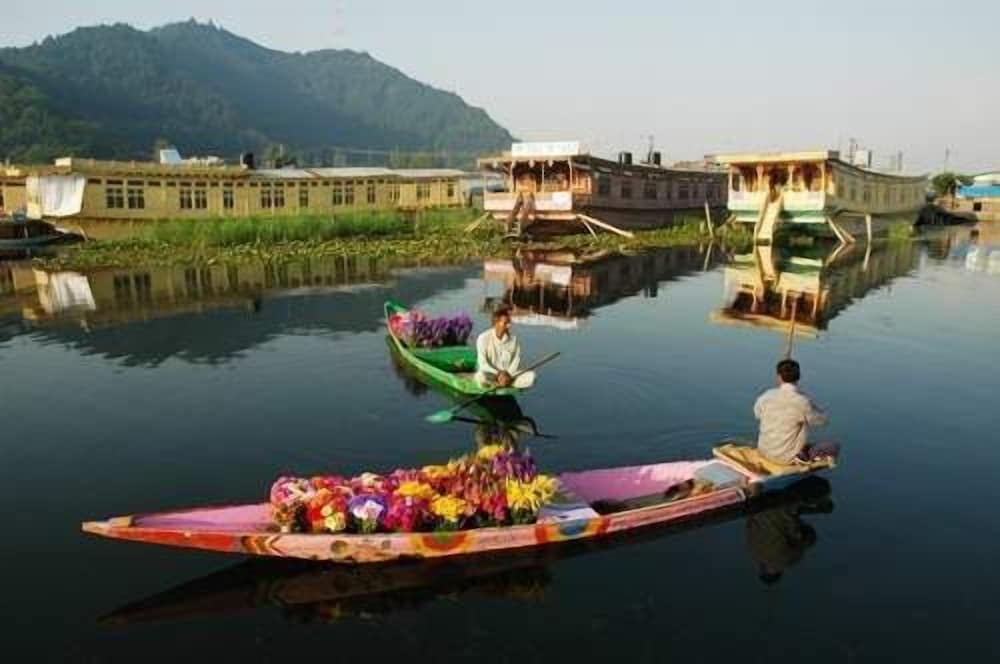 Golden Privilege Houseboats