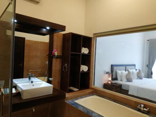 Sigiriya Cashew Palace Resort