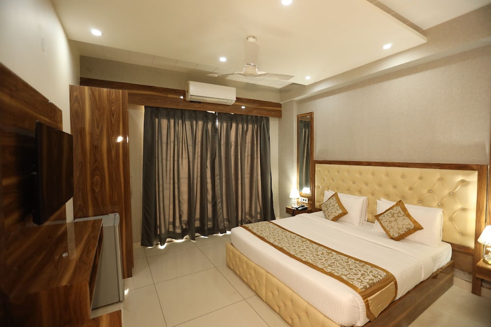 Hotel Starex Opp. Artemis Hospital
