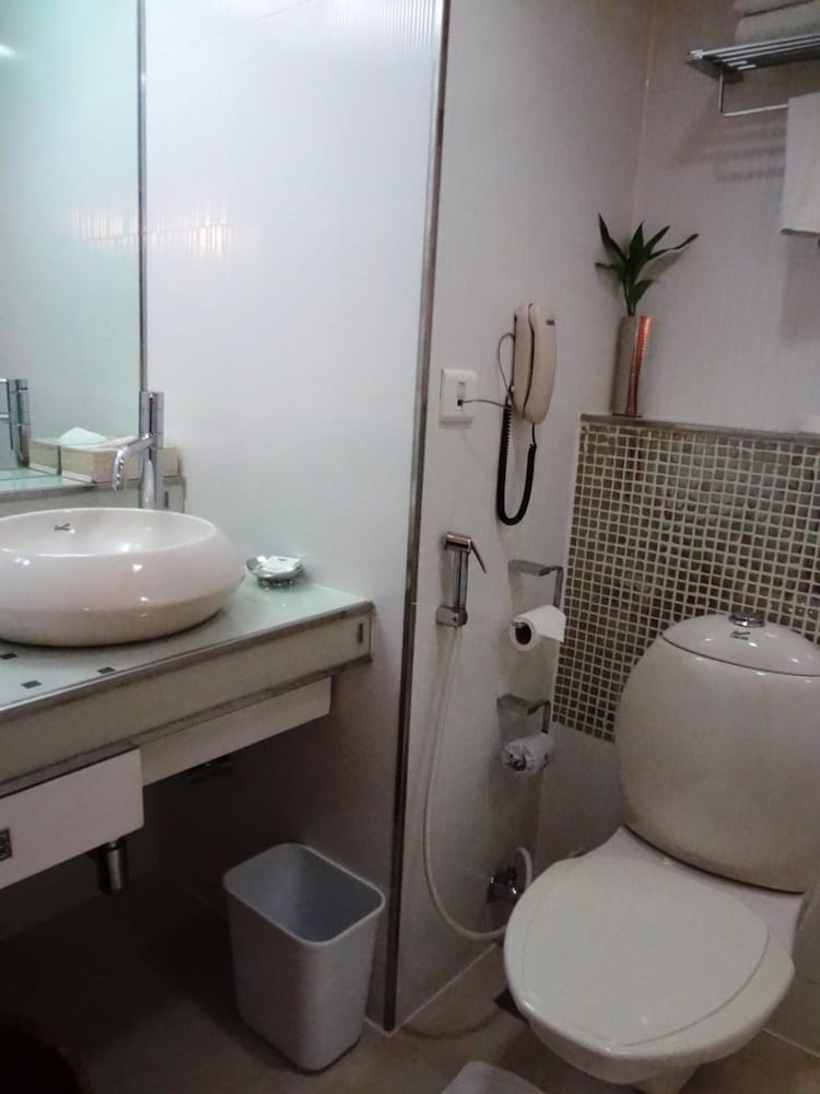 Kohinoor Continental, Near International Airport