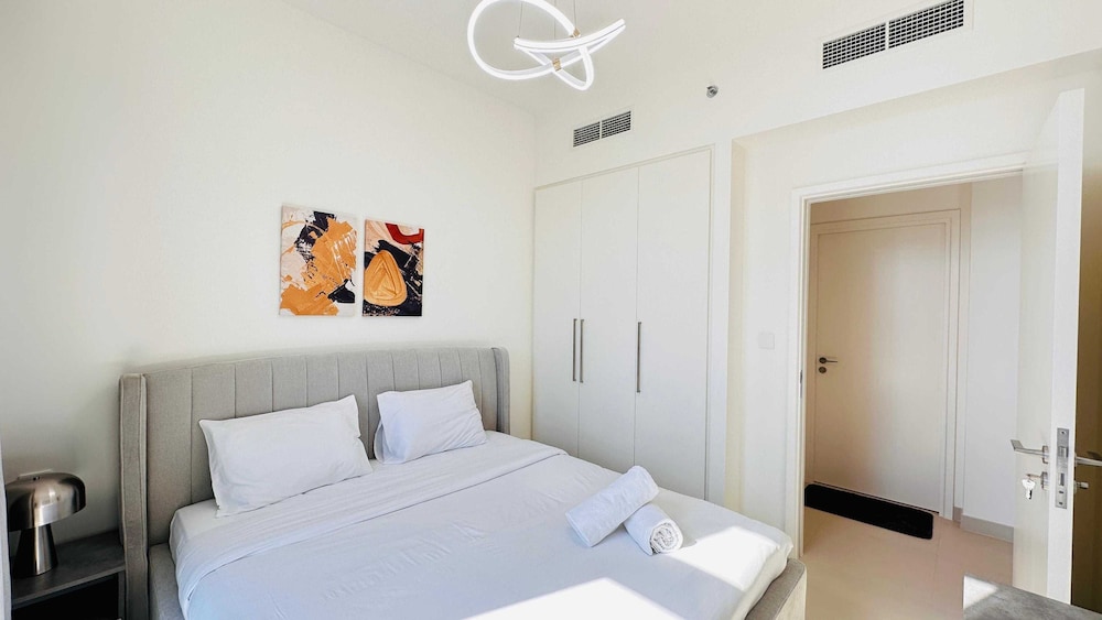 OYO 1350 Home Premium 1-Bed Apt Burj Crown