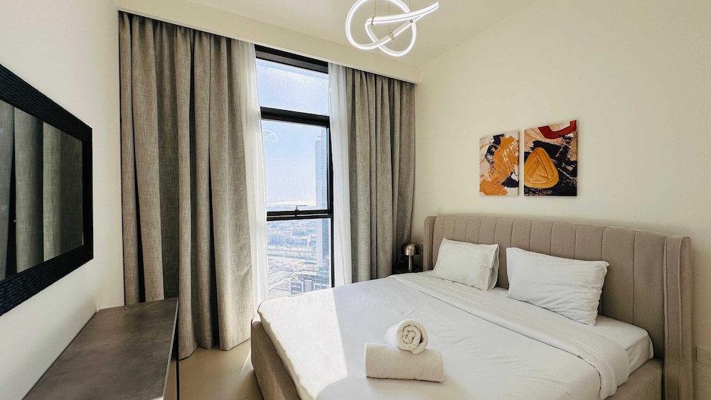 OYO 1350 Home Premium 1-Bed Apt Burj Crown