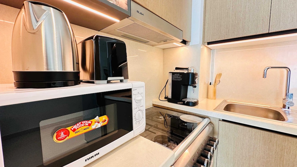 OYO 1350 Home Premium 1-Bed Apt Burj Crown