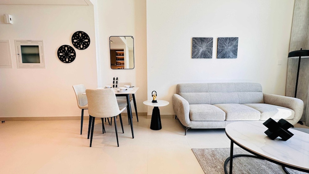 OYO 1350 Home Premium 1-Bed Apt Burj Crown
