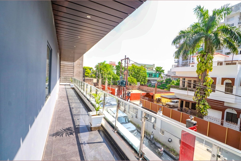  FabHotel Premium Kashi