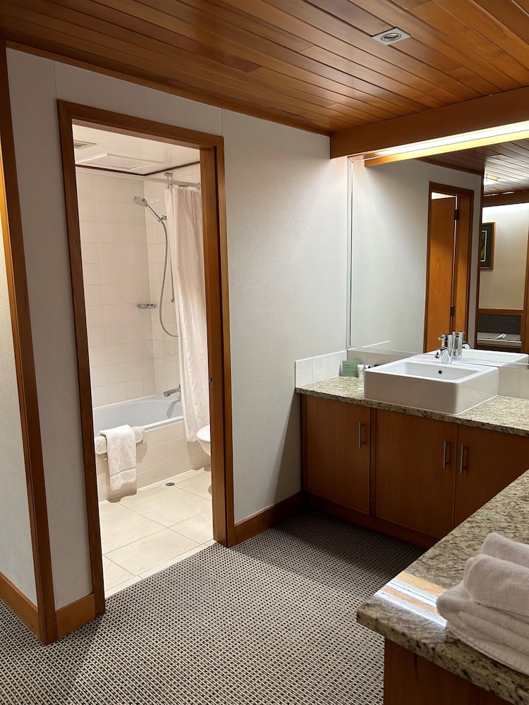 Commodore Airport Hotel