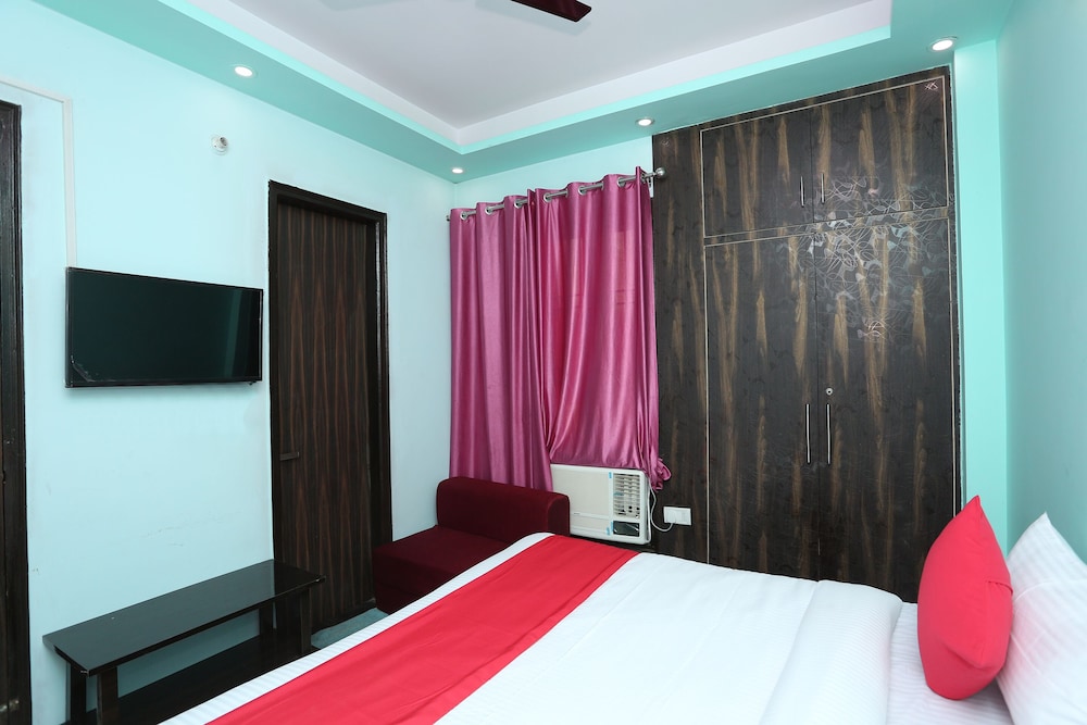 OYO 28172 Hotel Golden Palace