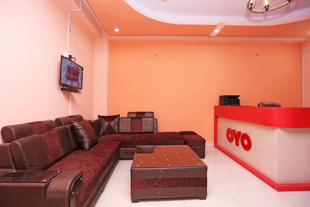 OYO 28172 Hotel Golden Palace