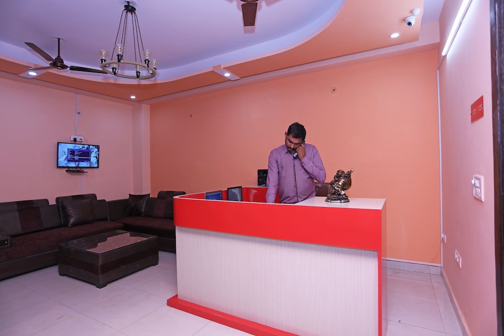 OYO 28172 Hotel Golden Palace