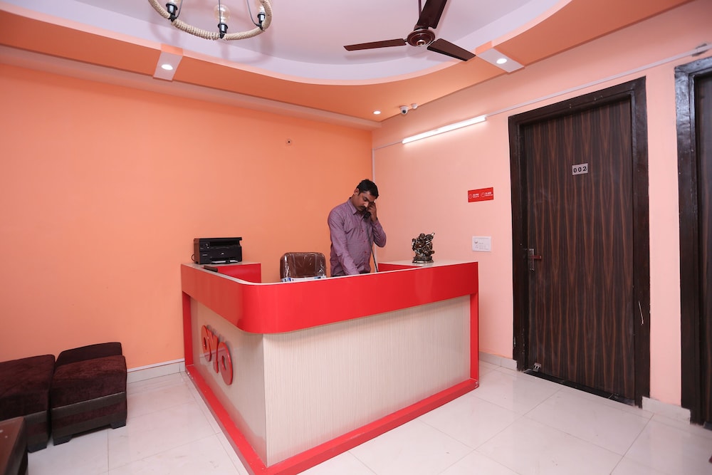 OYO 28172 Hotel Golden Palace