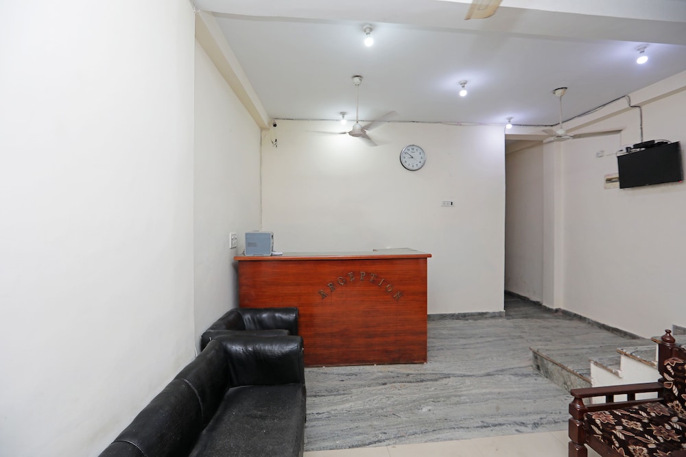 OYO 44282 Gulshan Deluxe