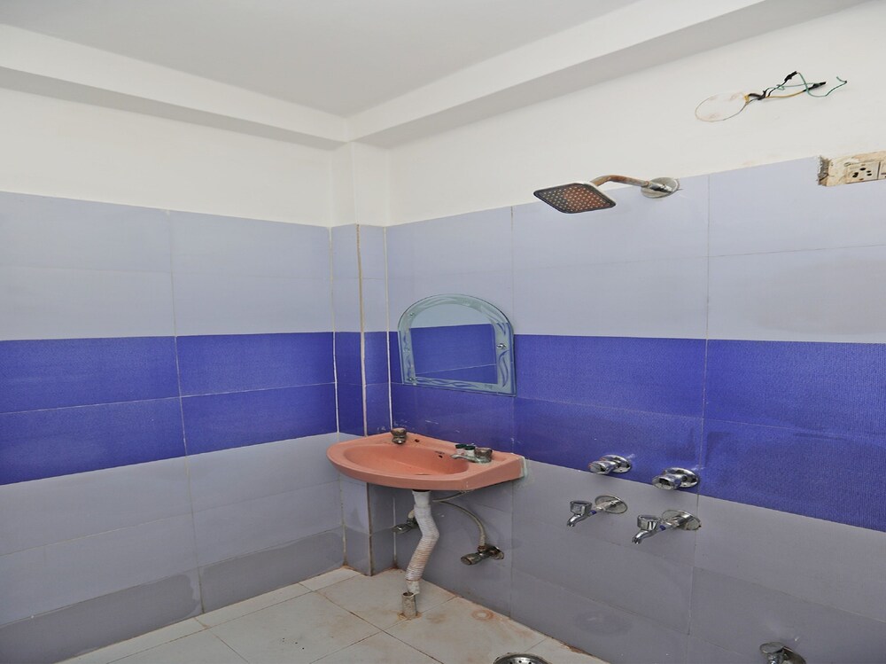 OYO 44282 Gulshan Deluxe