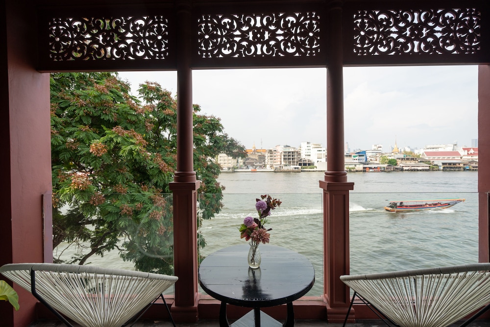 Amdaeng Bangkok Riverside Hotel