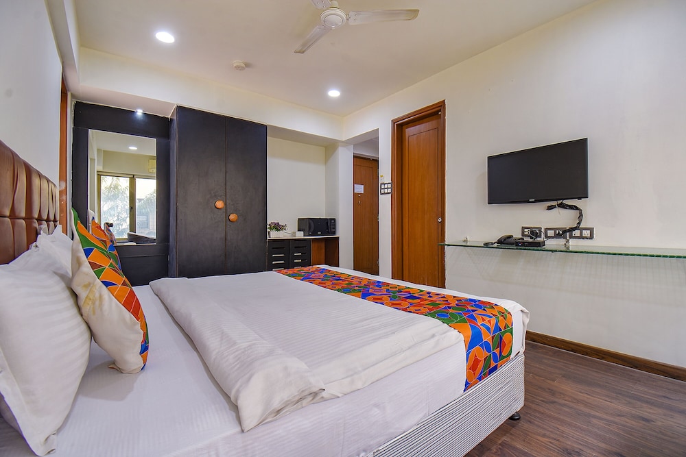 Oyo 9721 Hotel Sr Rooms
