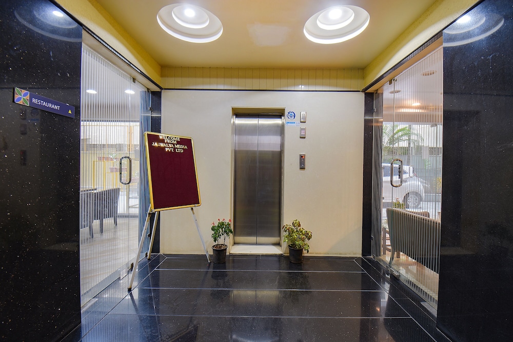 Oyo 9721 Hotel Sr Rooms