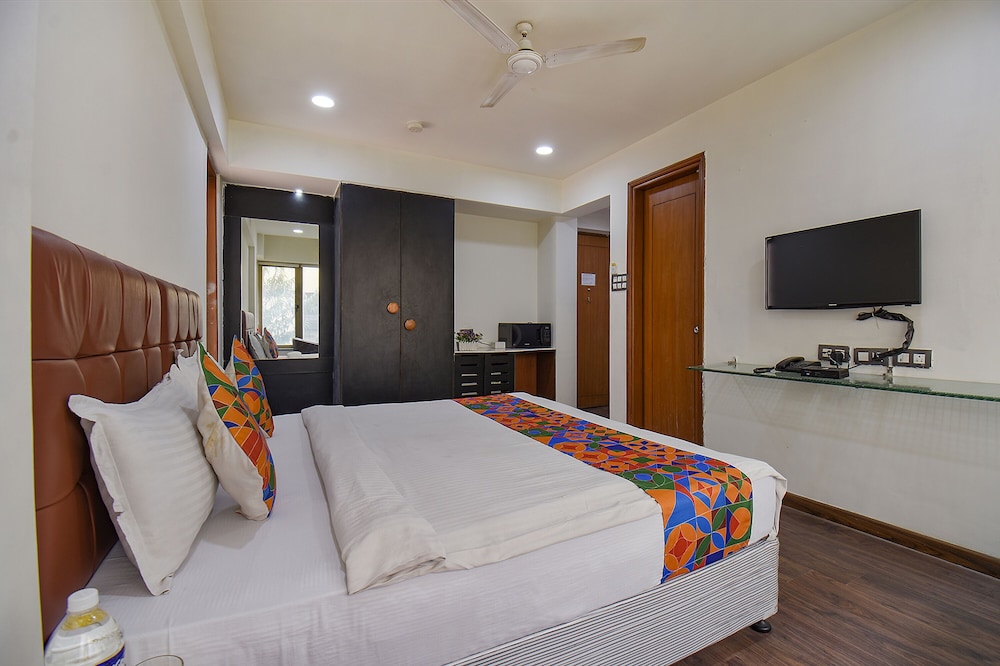 Oyo 9721 Hotel Sr Rooms
