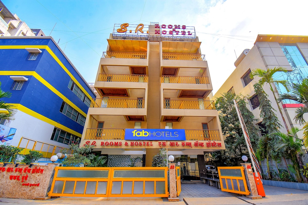 Oyo 9721 Hotel Sr Rooms