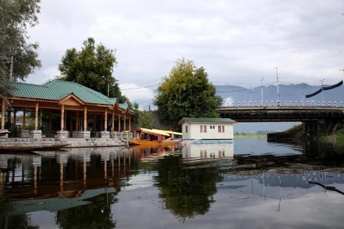 Peace of Mind Houseboat