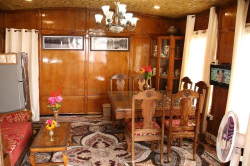 Peace of Mind Houseboat