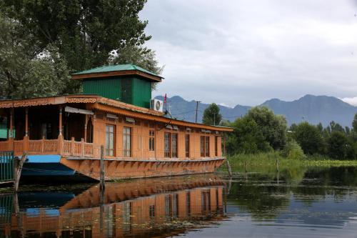 Peace of Mind Houseboat