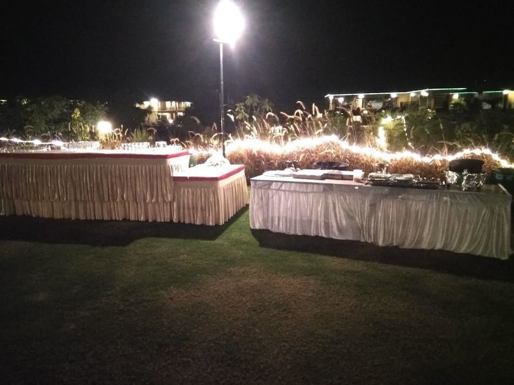 Resorts by the Baagh , Jim Corbett
