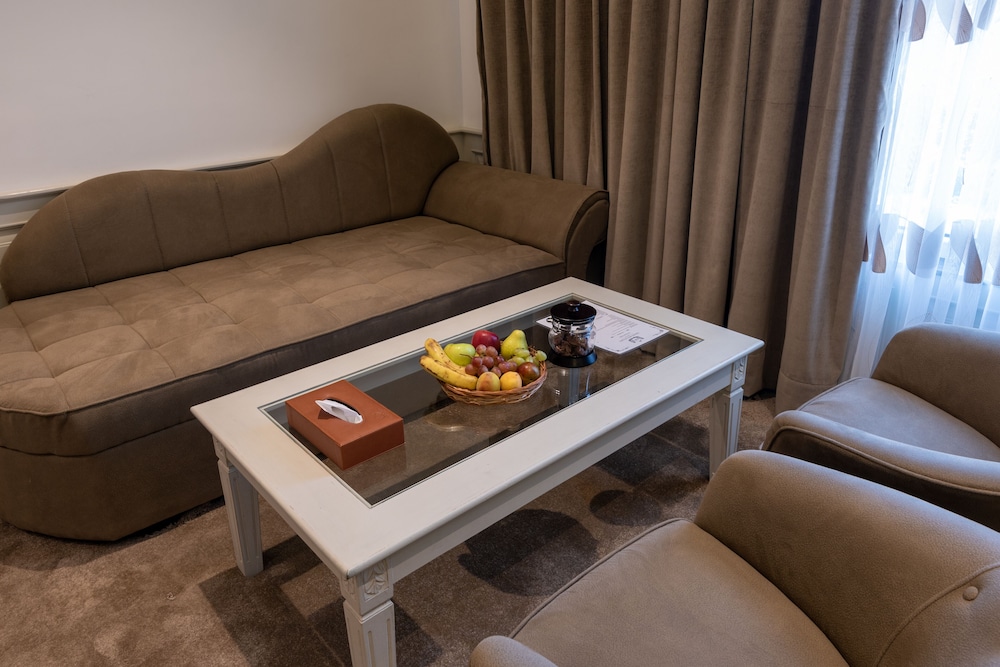 Hotel Grand Boulevard Srinagar