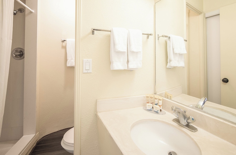 Ohia Waikiki Studio Suites