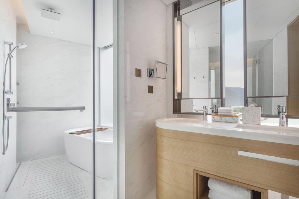 Sheraton Hong Kong Tung Chung Hotel
