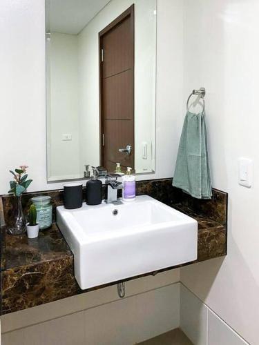 Modern and homely Condo in Shaw Boulevard
