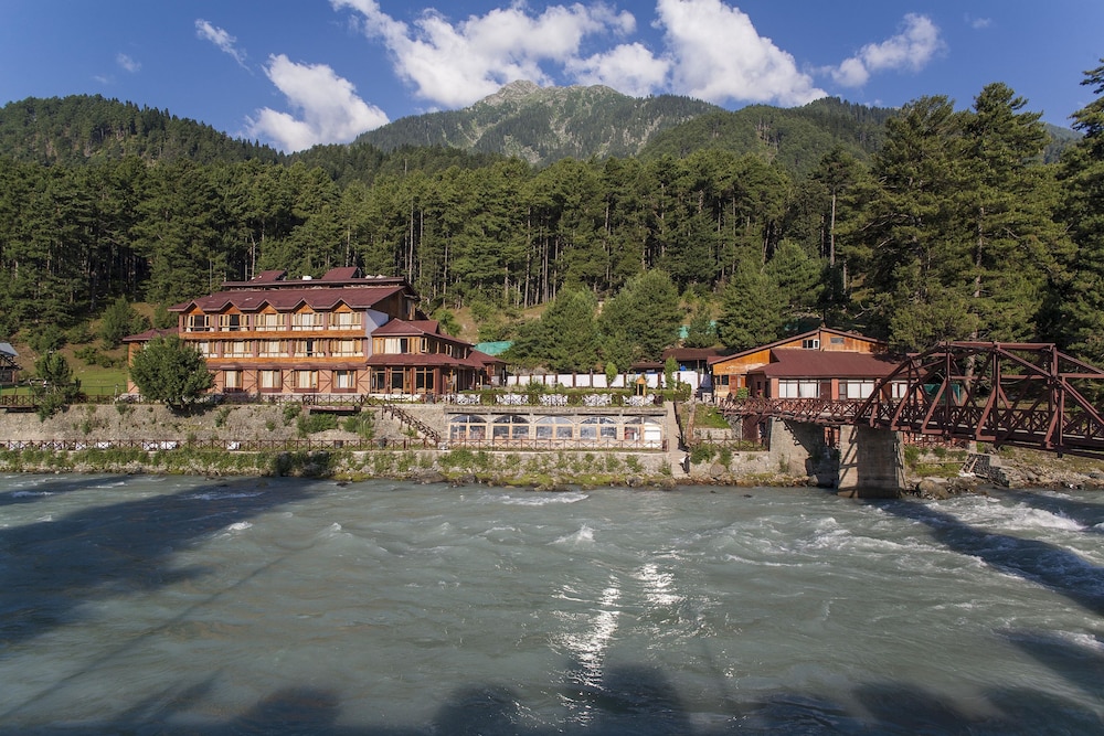 Heevan Pahalgam - River Front Luxury Retreat