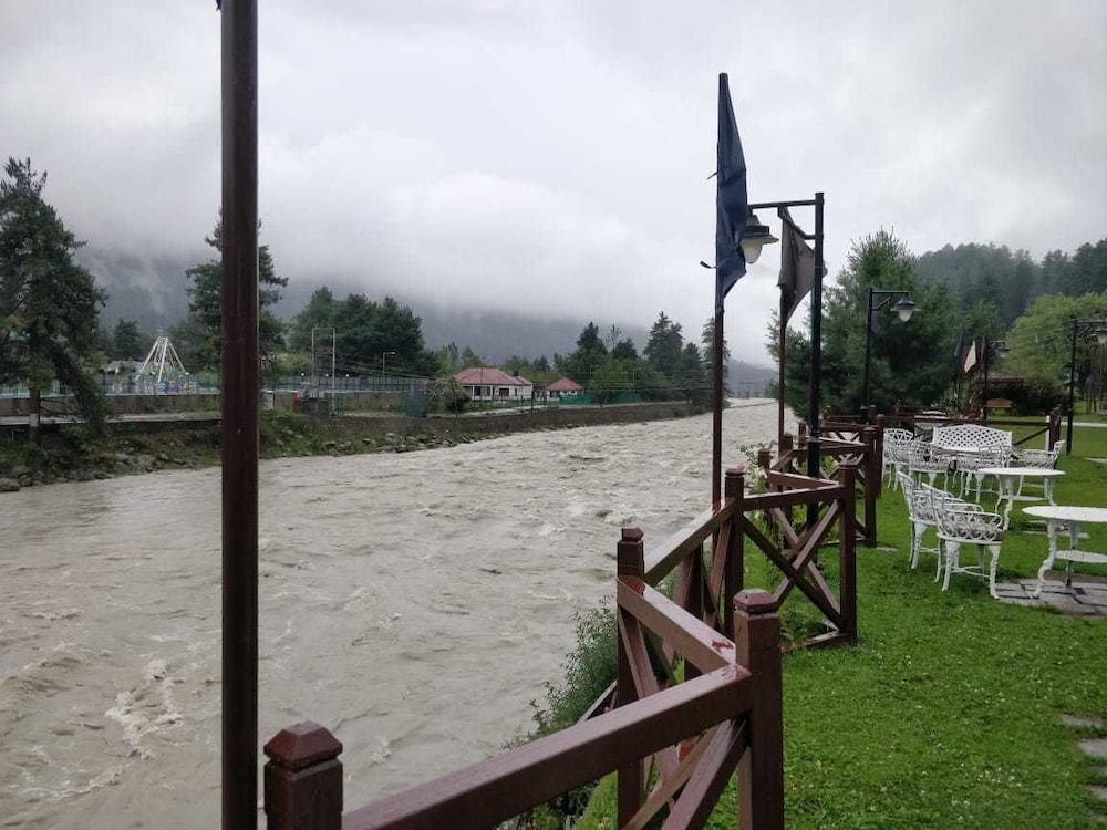 Heevan Pahalgam - River Front Luxury Retreat