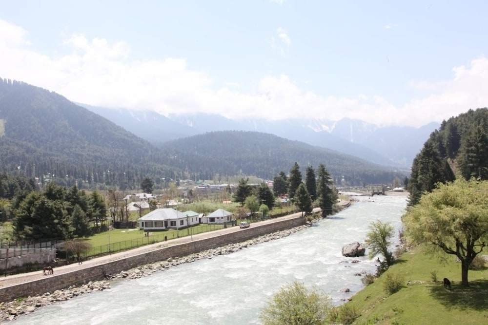 Heevan Pahalgam - River Front Luxury Retreat