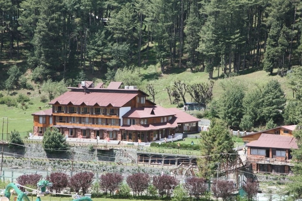 Heevan Pahalgam - River Front Luxury Retreat