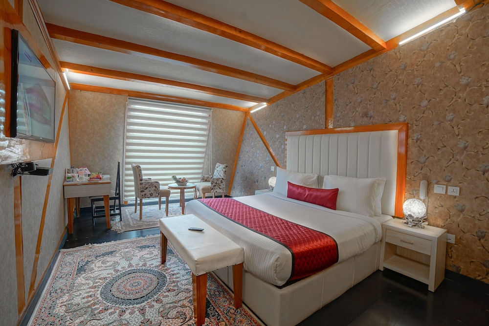 Hotel Rose Petal