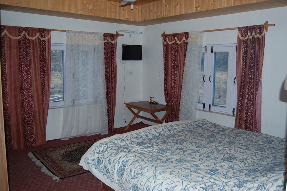 Calm Holiday Inn