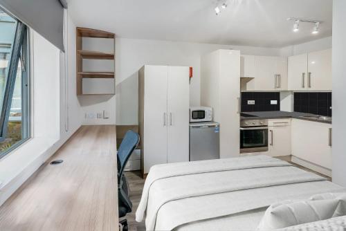 Modern Studios and Private Bedrooms with Shared Kitchen at Chapter Islington in London