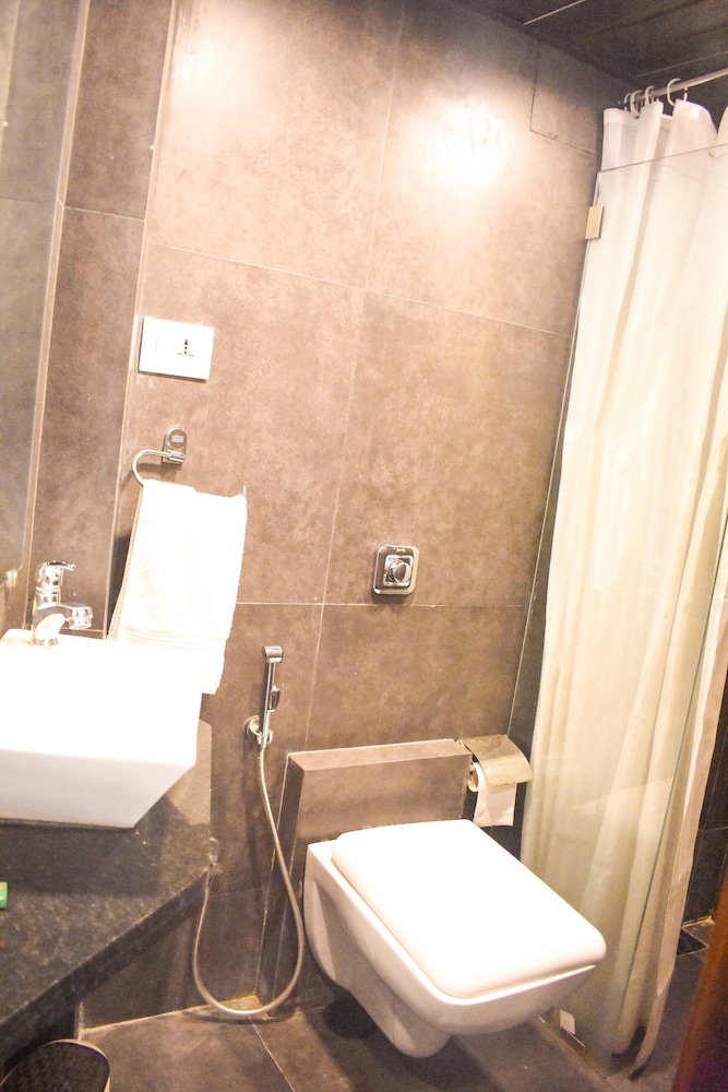 Hotel Mumbai International, Airport