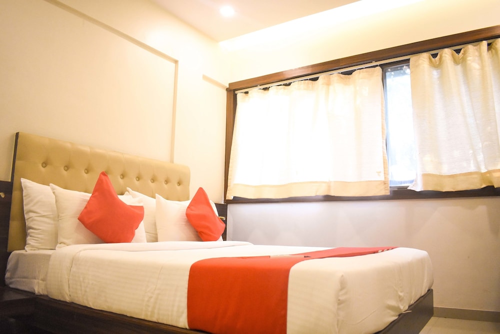 Hotel Mumbai International, Airport
