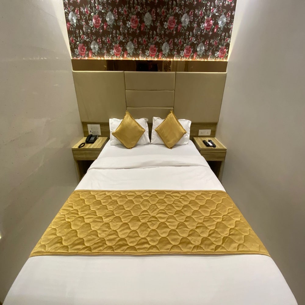 HOTEL BKC CROWN - NEAR TRADE CENTRE