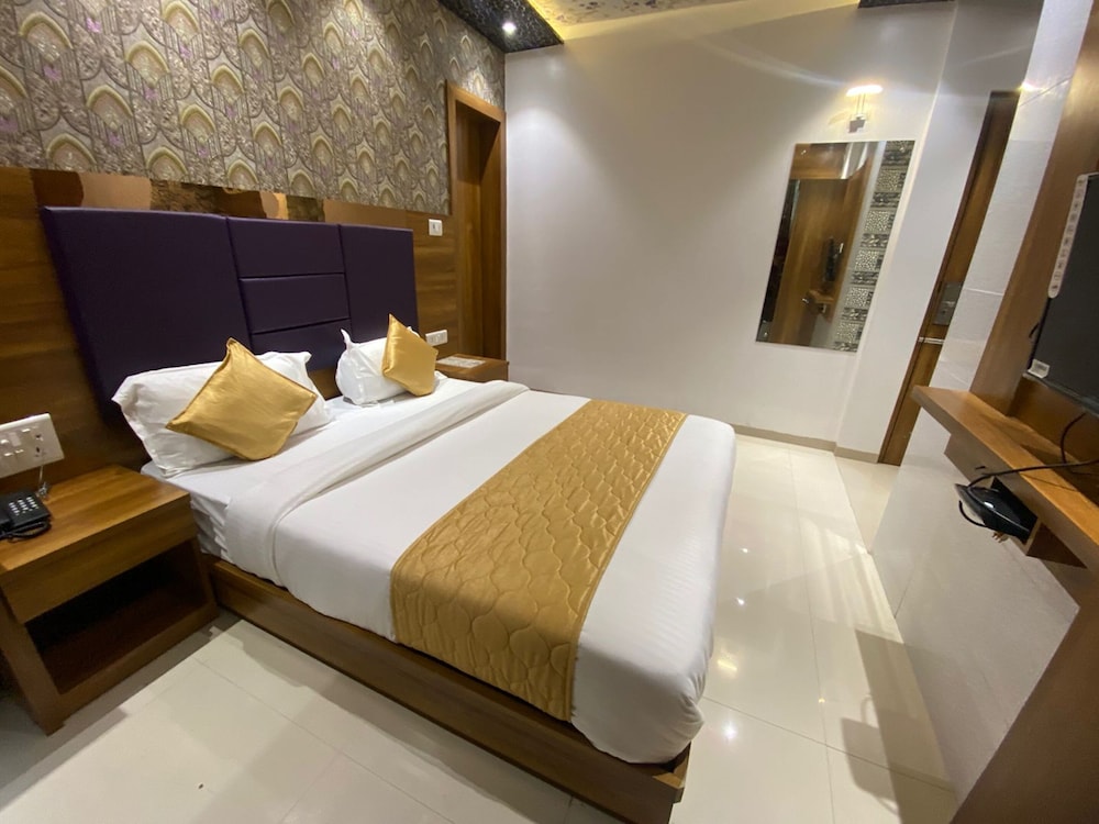 HOTEL BKC CROWN - NEAR TRADE CENTRE