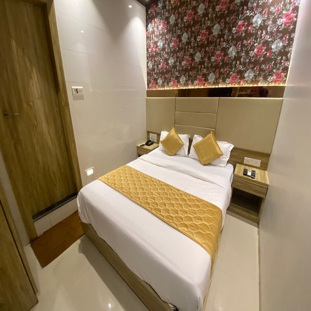 HOTEL BKC CROWN - NEAR TRADE CENTRE