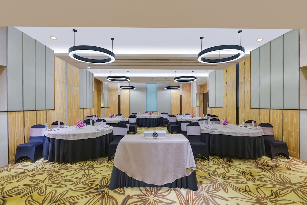 Courtyard by Marriott Gurugram Downtown